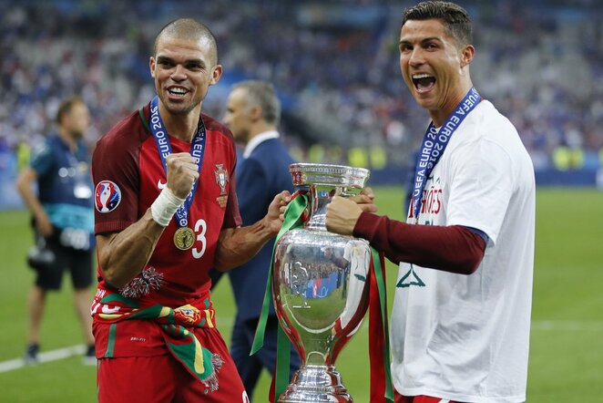 Pepe (kair.) ir Cristiano Ronaldo (deš.) | Scanpix nuotr.