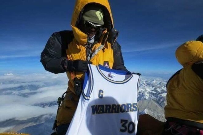 Curry marškinėliai Everesto viršūnėje | „Twitter“ nuotr.