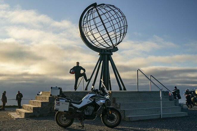 Keliautojas K.Mieliauskas motociklu nuvažiavo 1588 km ir pasiekė šiauriausią Europos tašką | Organizatorių nuotr.