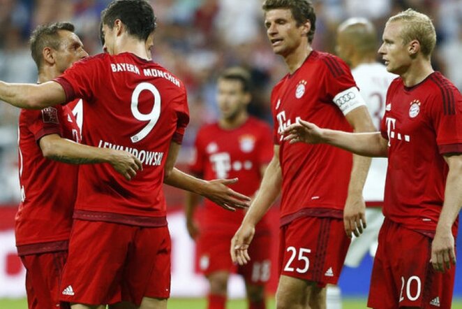 „Bayern“ futbolininkai švenčia įvartį | Reuters/Scanpix nuotr.