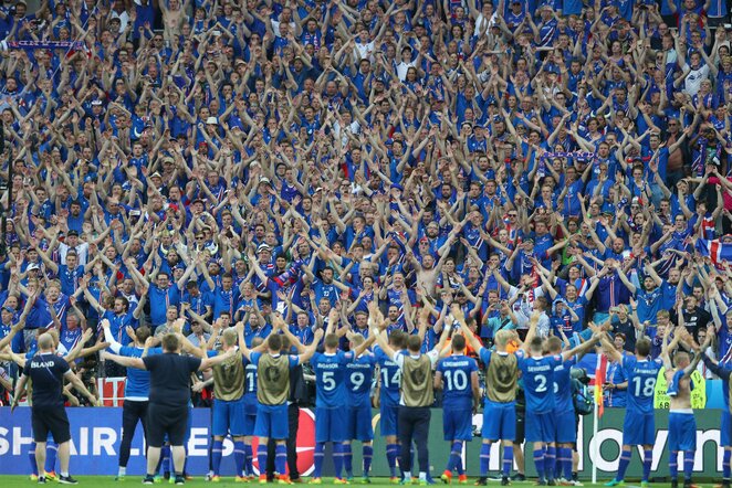 Islandijos rinktinė džiaugiasi su fanais | Scanpix nuotr.