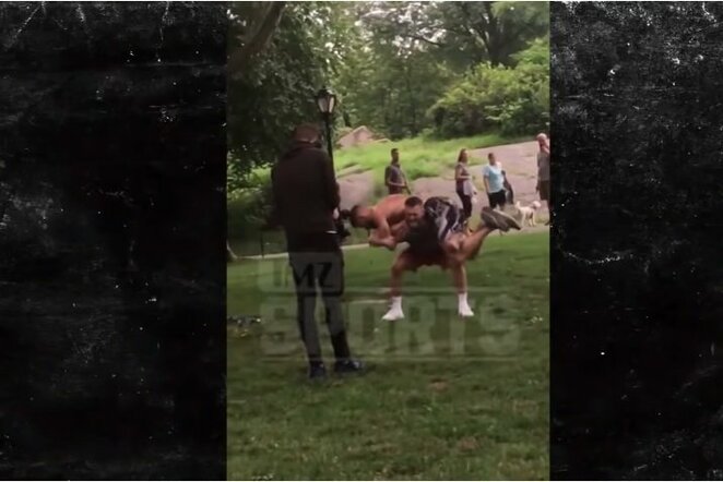 Conoro McGregoro treniruotė Niujorko parke | Youtube.com nuotr.