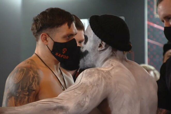 Oleksandras Usykas ir Dereckas Chisora | Youtube.com nuotr.