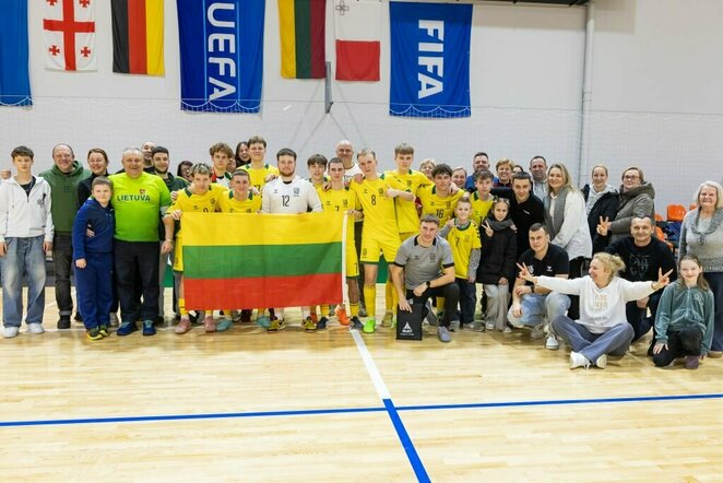 Lietuvos U-19 futsal rinktinė su fanais | lff.lt nuotr.