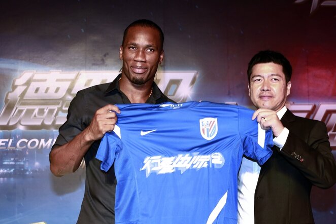 Didieras Drogba (kairėje) ir „Shenhua“ savininkas Zhu Junas (dešinėje) | AP/Scanpix nuotr.