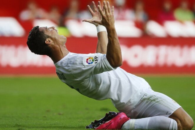 Cristiano Ronaldo negalėjo patikėti, kad arbitras į varžovų vartus nepaskyrė 11 metrų baudinio | AP/Scanpix nuotr.