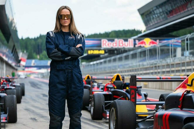 Lietuvių nuomonės formuotojų greičio krikštas formulės bolidu | Aistės Ridikaitės nuotr.