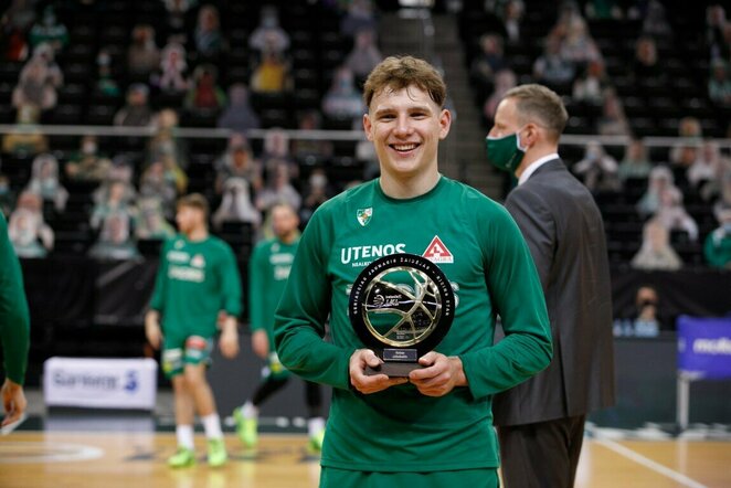 R.Jokubaičiui įteiktas geriausio jaunojo LKL krepšininko trofėjus | Eriko Ovčarenko / BNS foto nuotr.