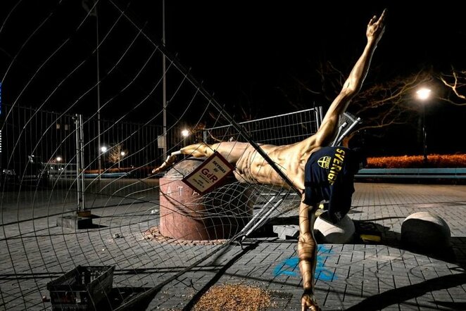 Vandalai nugriovė Z.Ibrahimovičiaus statulą | „Twitter“ nuotr.