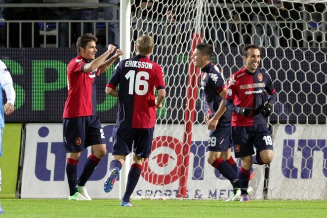„Cagliari“ žaidėjai džiaugiasi įvarčiu | LaPresse/Scanpix nuotr.