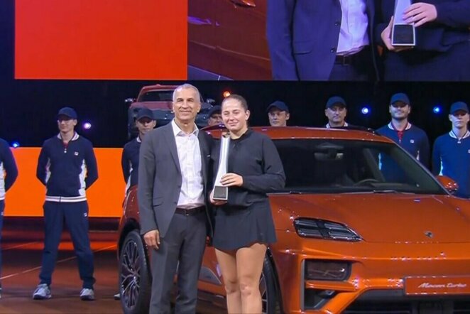 Jelena Ostapenko ir jos naujasis automobilis | „Stop“ kadras
