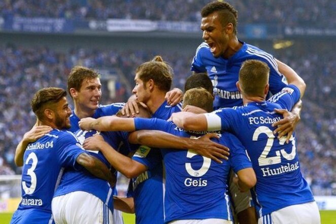„Schalke“ futbolininkai švenčia įvartį | AFP/Scanpix nuotr.