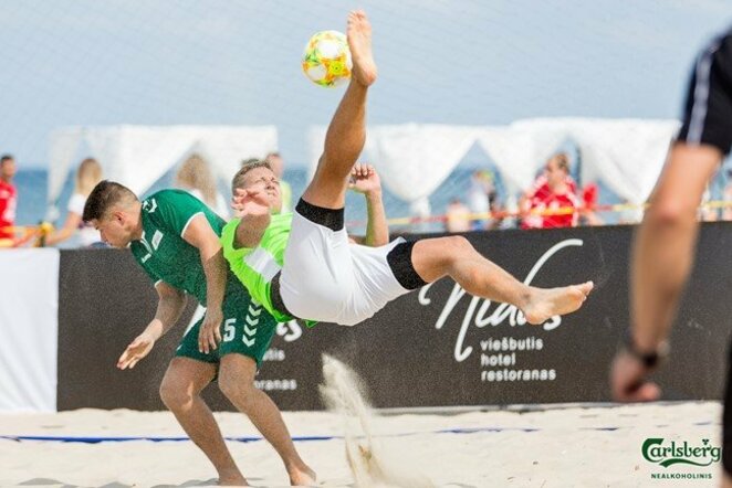 Paplūdimio futbolo rungtynių akimirka | Sauliaus Čirbos nuotr.