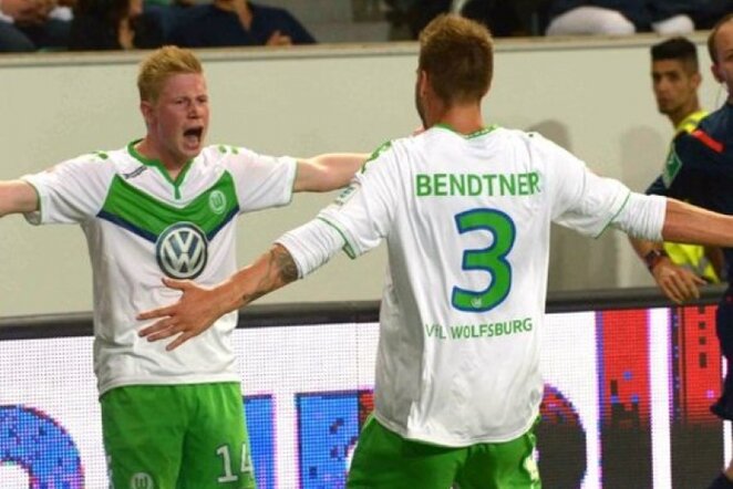 Kevino De Bruyne (kair.) ir Nicklaso Bendtnerio (deš.) duetas nutiesė „Wolfsburg klubui kelią į pergalę | AFP/Scanpix nuotr.