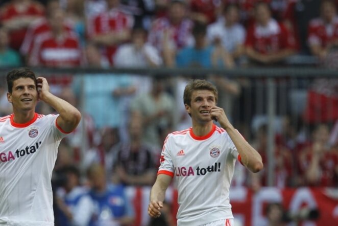 Mario Gomezas (kairėje) ir Thomasas Mulleris (dešinėje) džiaugiasi pergale | AP/Scanpix nuotr.