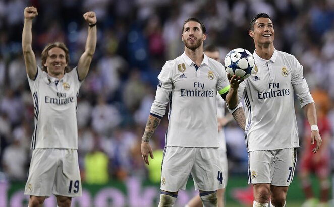 Sergio Ramosas (centre) ir Cristiano Ronaldo (deš.) | Scanpix nuotr.