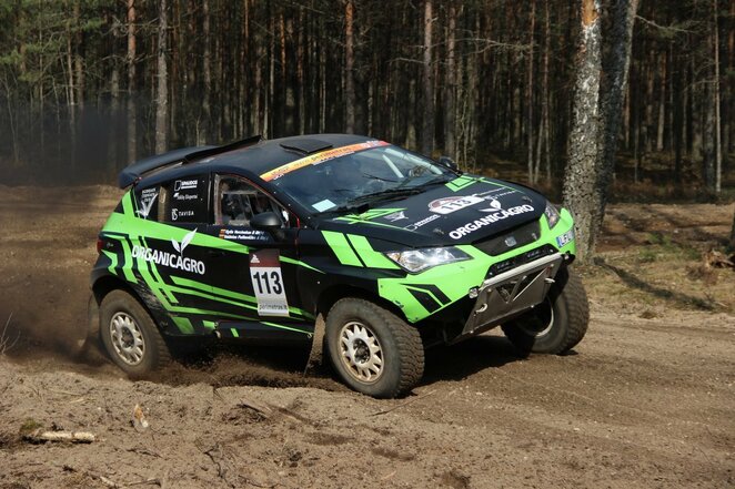 „Organicagro Racing Team“ ekipažui teko adaptuotis prie lietuviško miško (Jordano Jakšio nuotr.) | Organizatorių nuotr. „Organicagro Racing Team“ ekipažui teko adaptuotis prie lietuviško miško (Jordano Jakšio nuotr.) | Organizatorių nuotr.