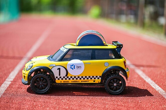 Lengvosios atletikos varžybose – radijo bangomis valdomi automobiliai | Alfredo Pliadžio nuotr.