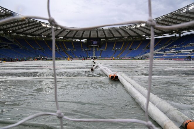 Vanduo stadione prieš „Lazio“ - „Milan“ akistatą | Scanpix nuotr. Vanduo stadione prieš „Lazio“ - „Milan“ akistatą | Scanpix nuotr.