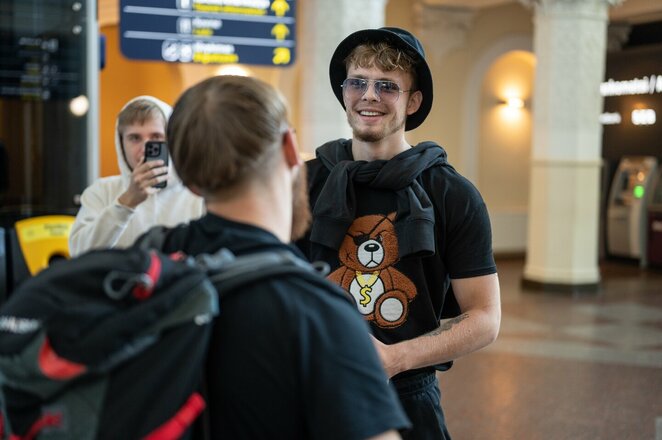 Dominykas Dirkstys Vilniaus oro uoste pasitiko Dovydą Rimkų l Manto Stankevičiaus nuotr.