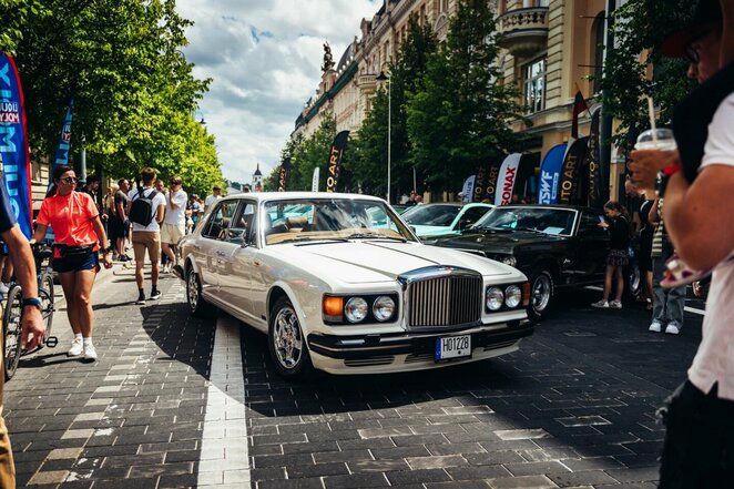 Gedimino prospekte pristatytos jubiliejinės „Aurum 1006 km lenktynės“ | Vytauto Pilkausko nuotr.