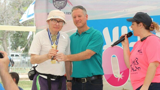 2016-ų metų balandį Shaulas Ladany nueidamas 80 km atšventė 80-ą gimtadienį | Organizatorių nuotr.