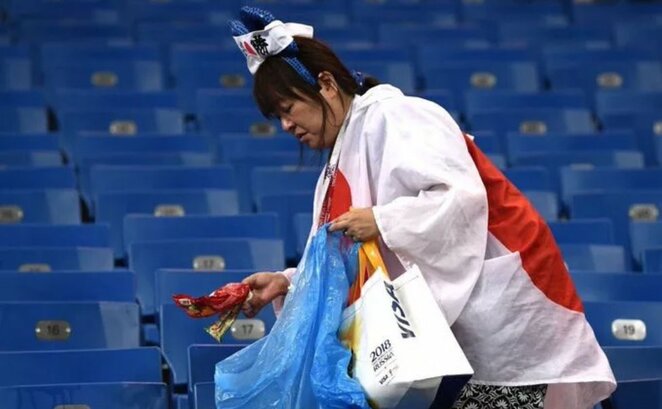 Japonijos sirgaliai po rungtynių tvarko stadioną | Organizatorių nuotr.