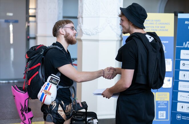 Dominykas Dirkstys Vilniaus oro uoste pasitiko Dovydą Rimkų l Manto Stankevičiaus nuotr.