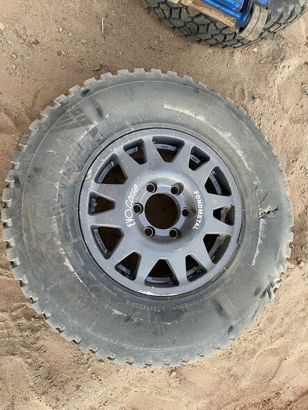 A.Juknevičius rengia pirmąjį Lietuvoje Dakaro relikvijų aukcioną | Organizatorių nuotr. A.Juknevičius rengia pirmąjį Lietuvoje Dakaro relikvijų aukcioną | Organizatorių nuotr.