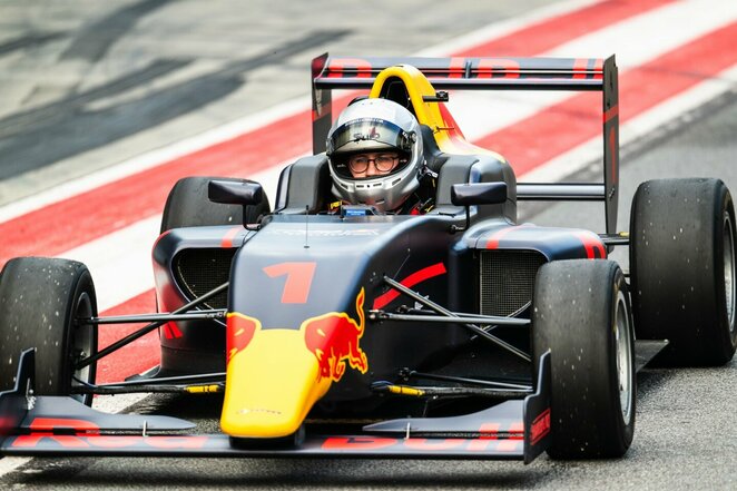 Lietuvių nuomonės formuotojų greičio krikštas formulės bolidu | Aistės Ridikaitės nuotr.
