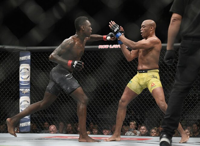 I.Adesanya ir A.Silvos dvikovos akimirka | Scanpix nuotr.