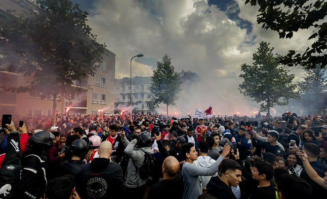 „Ajax“ fanai prie A.Nouri namų | Scanpix nuotr. „Ajax“ fanai prie A.Nouri namų | Scanpix nuotr.
