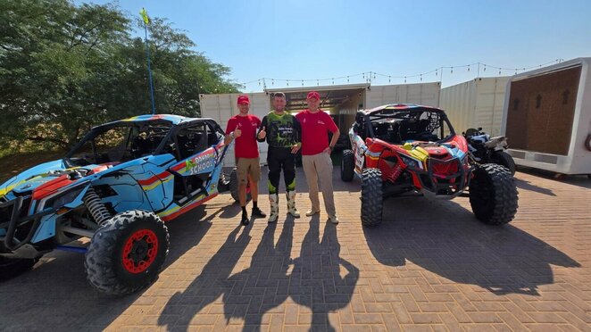 „Izotono sporto“ ekipažas važiavimo per kopas paslapčių mokėsi iš Dakaro ralio legendos | Komandos nuotr.