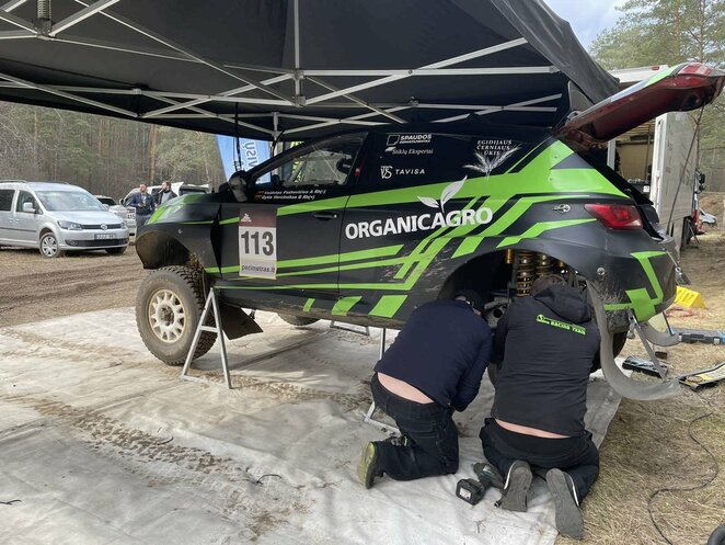 „Organicagro Racing Team“ ekipažui teko adaptuotis prie lietuviško miško (Komandos nuotr.) | Organizatorių nuotr.