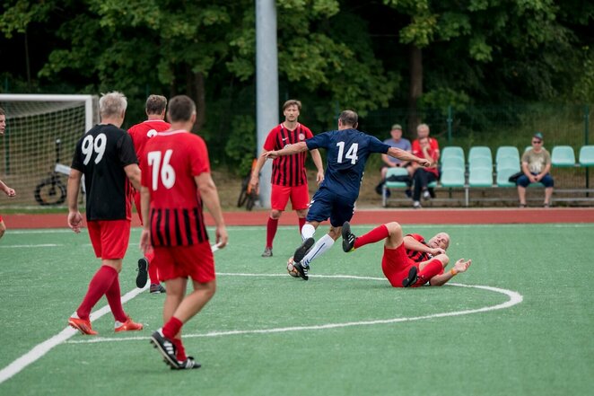 Futbolo spektaklis Panemunėje: jungtinė kauniečių komanda nepaliko vilčių Vilniaus „Prelegentams“ | Organizatorių nuotr.