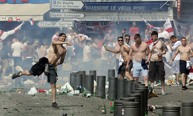 Anglijos fanų ir Prancūzijos policijos susirėmimas | Scanpix nuotr.