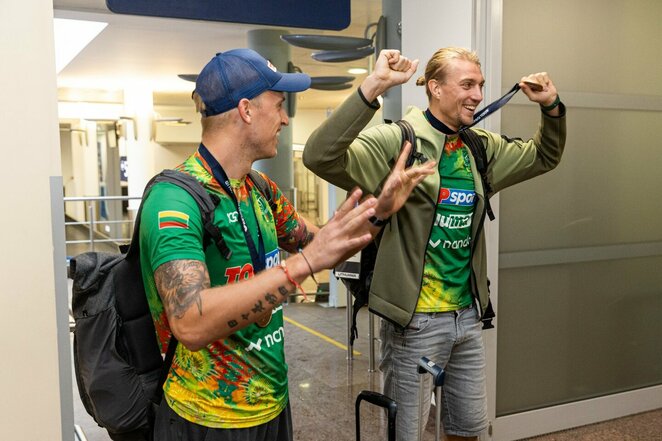 Patriko Stankevičiaus ir Audriaus Knašo sutikimas oro uoste | Pauliaus Peleckio / BNS foto nuotr. Patriko Stankevičiaus ir Audriaus Knašo sutikimas oro uoste | Pauliaus Peleckio / BNS foto nuotr.