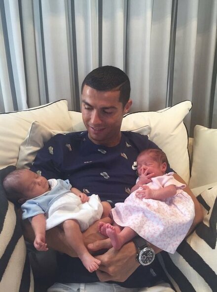 Cristiano Ronaldo su naujagimiais dvyniais Eva ir Mateo | Instagram.com nuotr