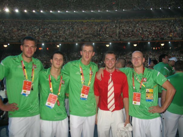 Saulius Binevičius (centre) su šalies plaukimo rinktine Pekino olimpinių žaidynių atidarymo ceremonijoje | Asmeninio archyvo