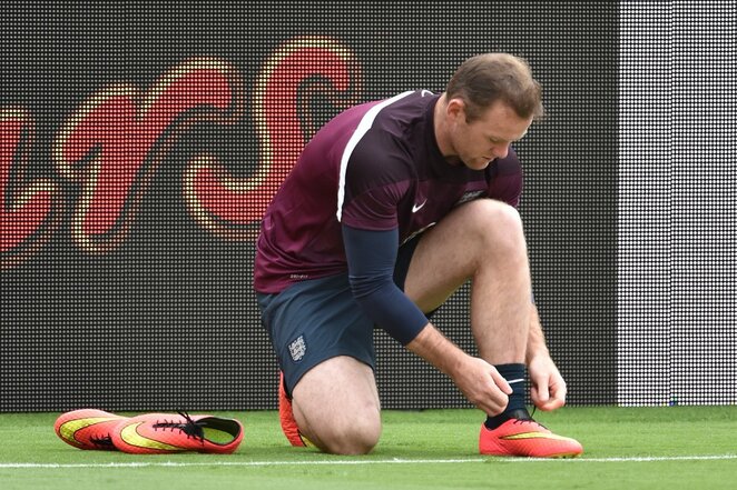 Wayne'as Rooney keičiasi batelius | Scanpix nuotr.