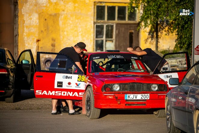 „CBet Rally Rokiškis“ dalyviai savo automobilius pristatė techninei komisijai | Andriaus Lauciaus nuotr.