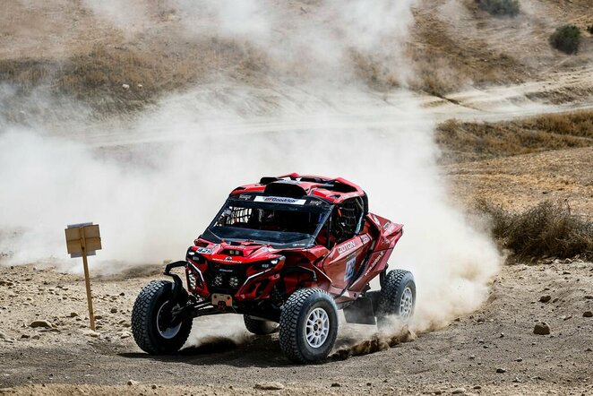 Mindaugo Sidabro ir Ernesto Česoko ekipažas pradėjo kovą finaliniame pasaulio ralio reido čempionato etape | Komandos nuotr.