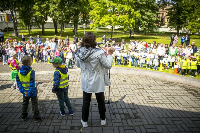 Olimpinis piknikas prezidentūros kiemelyje sportuoti subūrė šimtus vaikų | Roko Lukoševičiaus nuotr.