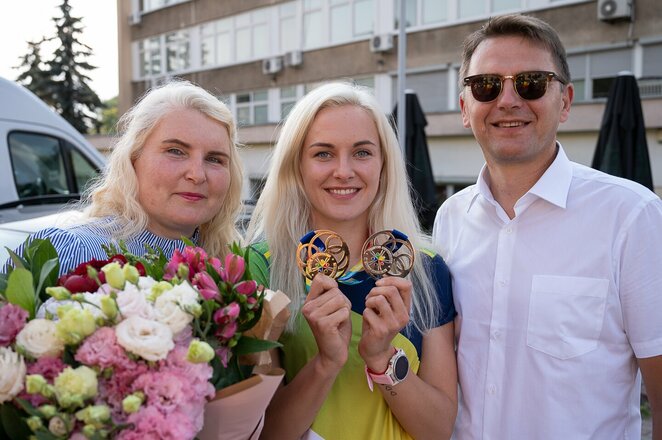 Ieva Serapinaitė su tėčiu ir mama l Manto Stankevičiaus nuotr.